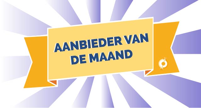 Zacht blauwe zonnestralen met een oranje lint van CoinCompare en de crypto aanbieder van de maand